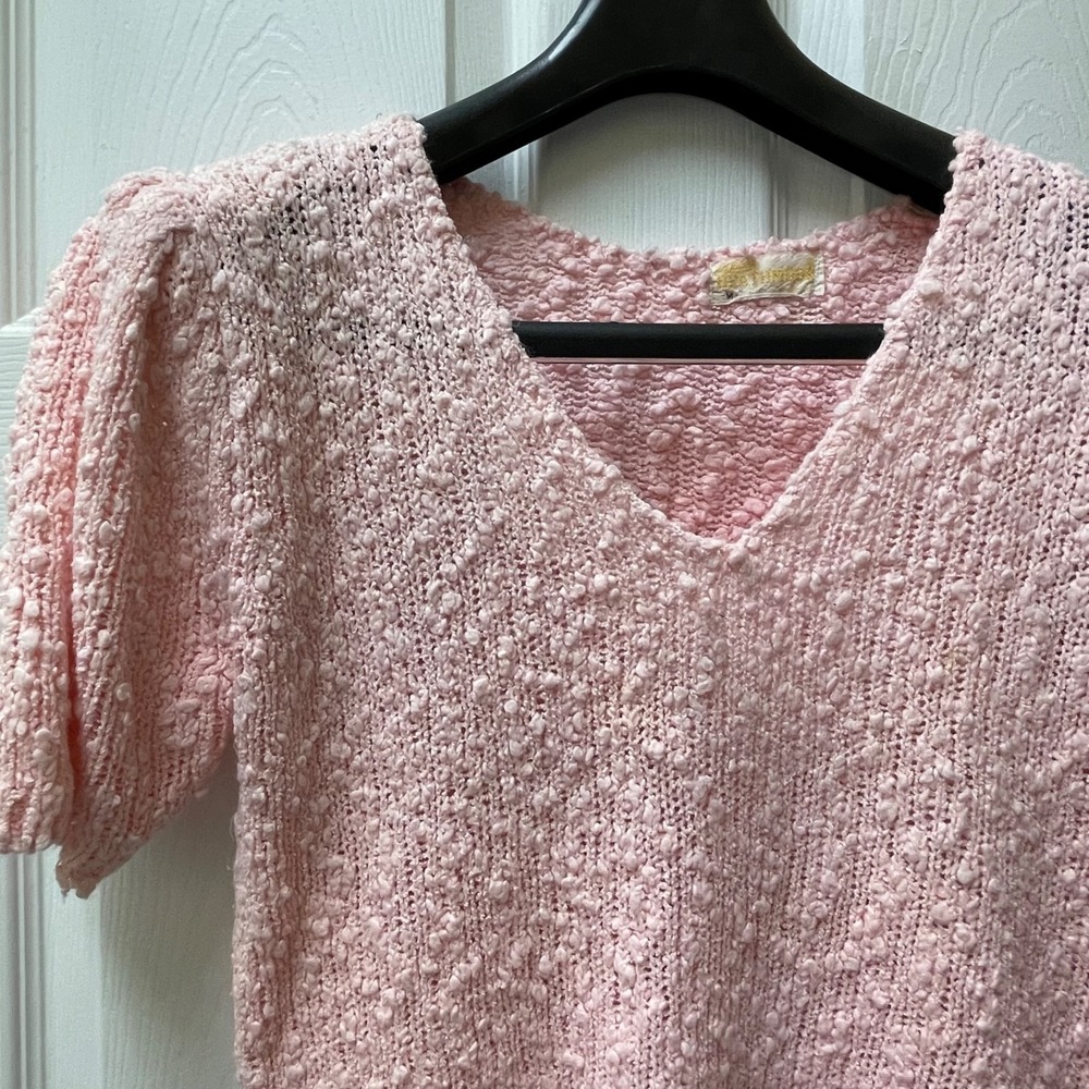 Vintage Deloache Heathmoor Popcorn Stitched Medium Soft Pink V-Neck Sweater 80's